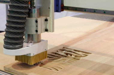 Cnc değirmen makinesi. İşleme ve oyma kurulumu. Cnc marangozluk makinesi. Parçaların yüzeylerinin yüksek kalitede işlenmesi ve oyulması için makine.