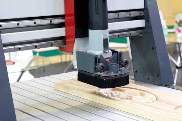 Tahta değirmeni. CNC 'deki ahşap panellerin işlenmesi koordine edilmiş marangozluk makineleri. CNC ahşap işleme makinesi.