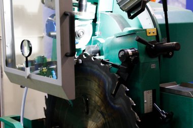 Dairesel testere. Sağlam odun kesmek için birkaç testere. Sağlam bir alaşım ve elmasla donatılmış bir ağaçtaki testere. Bıçkıhane, kereste, ahşap işçiliği.