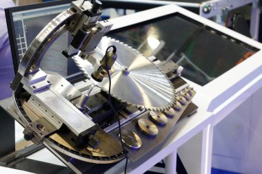 Dairesel testere. Sağlam odun kesmek için birkaç testere. Sağlam bir alaşım ve elmasla donatılmış bir ağaçtaki testere. Bıçkıhane, kereste, ahşap işçiliği.