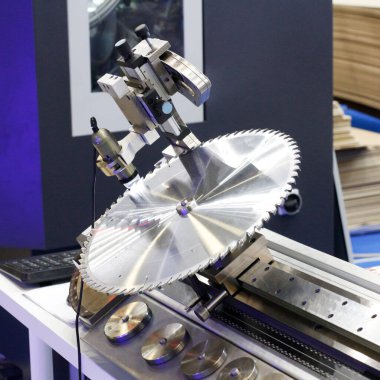 Dairesel testere. Sağlam odun kesmek için birkaç testere. Sağlam bir alaşım ve elmasla donatılmış bir ağaçtaki testere. Bıçkıhane, kereste, ahşap işçiliği.