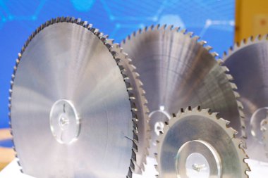 Dairesel testere. Sağlam odun kesmek için birkaç testere. Sağlam bir alaşım ve elmasla donatılmış bir ağaçtaki testere. Bıçkıhane, kereste, ahşap işçiliği.