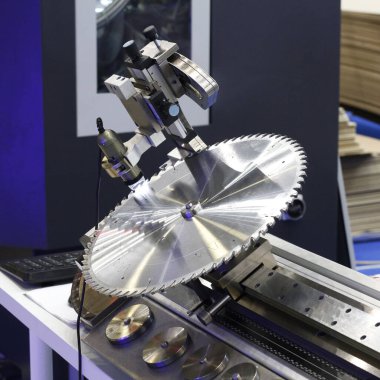 Dairesel testere. Sağlam odun kesmek için birkaç testere. Sağlam bir alaşım ve elmasla donatılmış bir ağaçtaki testere. Bıçkıhane, kereste, ahşap işçiliği.