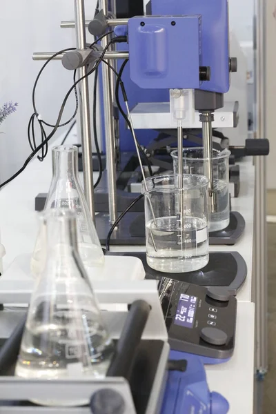 Reagenzgläser Und Kolben Laborgläser Chemische Laborausrüstung Flaschen Stehen Auf Laborgeräten — Stockfoto
