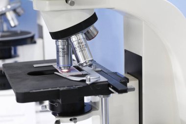 Kimya. Petrol ve petrol ürünlerinin laboratuvar analizi. Laboratuvar reaktörleri. Kimya endüstrisi. Laboratuvar ekipmanları. Kızılötesi mineralizör. Analiz için örnekler. Otomatik ayrıştırma testi. Cam laboratuvar reaktörü.