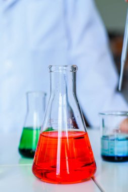 Kimya laboratuvarı. Kimyasal bir deney yapıyorum. Laboratuvarda yapılan deneyler. Şişeler ve renkli sıvıyla test tüpleri. Çocuk bir kimya laboratuvarında deney yapıyor. Bilim..