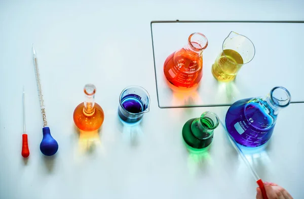 Laboratorium Chemiczne Przeprowadzam Eksperyment Chemiczny Eksperymenty Laboratorium Kolby Probówki Kolorową — Zdjęcie stockowe