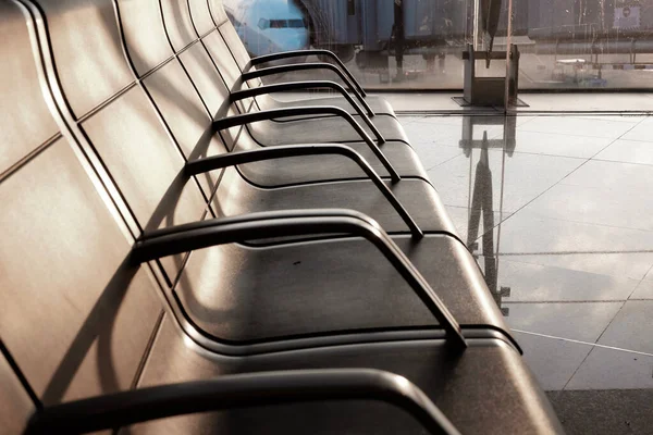 Άδειες Καρέκλες Στο Διάδρομο Του Αεροδρομίου Κατά Διάρκεια Της Πανδημίας — Φωτογραφία Αρχείου