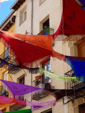 Madrid, İspanya 'nın La Latina semtinin caddesinde geleneksel şallar