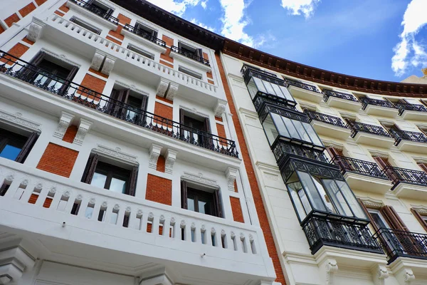 マドリード フエンカラル地区スペインのダウンタウンの古典的な建物をまっすぐ見上げます クラシックカラフルなスペインのファサード — ストック写真