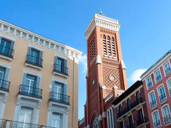 マドリード スペインのダウンタウンの観光地の古典的な建物のエレガントなライン クラシックカラフルなスペインのファサード 聖十字架教会の塔 — ストック写真