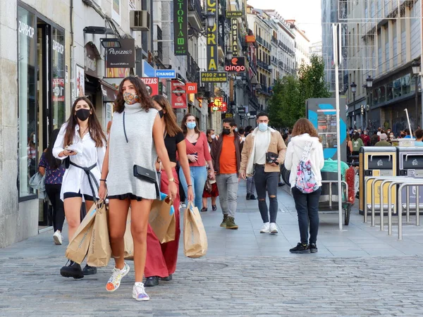 Madrid Spanien Oktober 2020 Unga Människor Virusskyddande Masker Som Går — Stockfoto