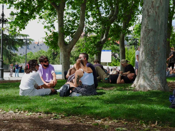 Madrid España Mayo 2021 Personas Diferentes Edades Descansan Sobre Hierba — Foto de Stock