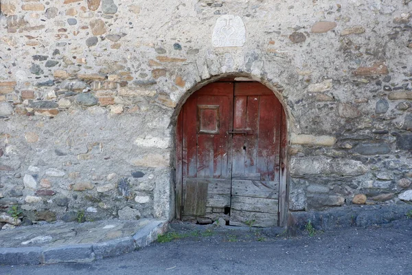 Antigua Puerta Madera Decadente Antiguo Muro Piedra Región Montañosa Aragón — Foto de Stock