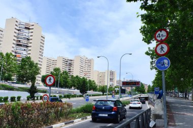 Madrid, İspanya - 27 Mayıs 2021: Gündüz saatlerinde birçok araç M30 karayolunda yeraltı tüneline giriyor