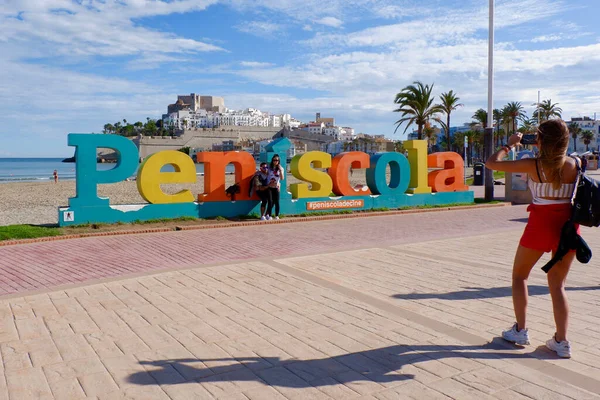 ペニスコーラ カステリョン バレンシア スペイン 11月3 2019 若い女性が市の看板やダウンタウンの景色の前で友人の写真を撮る — ストック写真