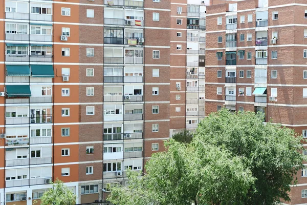 郊区主要由老年居民居住的建筑物 Barrio Del Pilar地区 是欧洲占领密度最大的地区 西班牙马德里的低价位建筑 — 图库照片