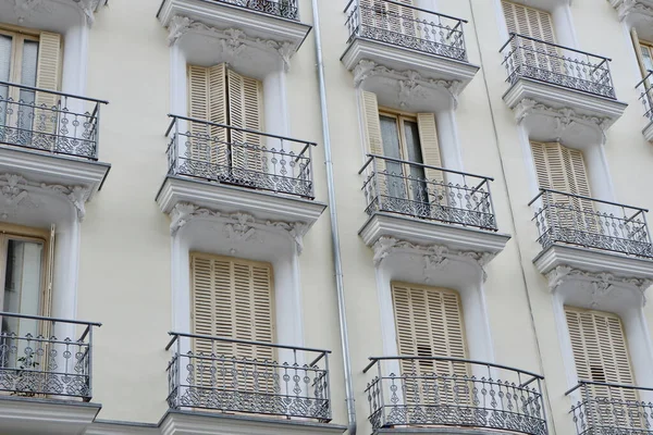 Detalhes Clássicos Bege Branco Angular Fachada Atirar Baixo Para Cima — Fotografia de Stock