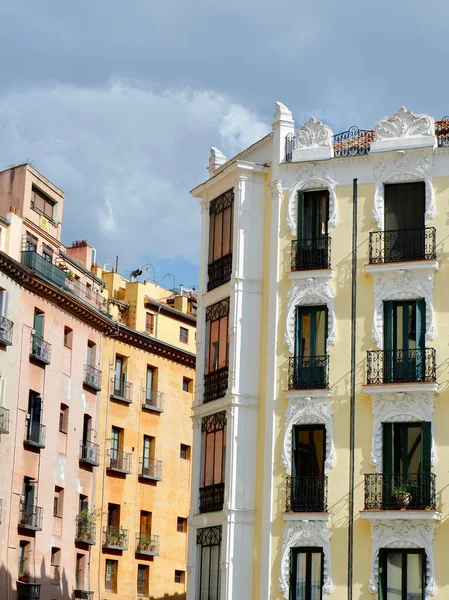 スペイン マドリードのダウンタウンの鮮やかな空の下でプラザ市長の反対側に古典的な高齢者の建物 — ストック写真