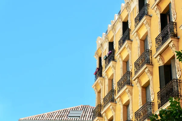 Klasyczna Barokowa Fasada Centrum Madrytu Hiszpania Żywa Żółta Ściana Żywe — Zdjęcie stockowe