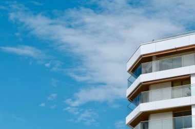 San Sebastian, Bask ülkesinde cam balkonları ve basit çizgileri olan minimal sahil evi, İspanya