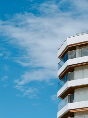 San Sebastian, Bask ülkesinde, İspanya 'da mavi gökyüzüne karşı beyaz cam bina.