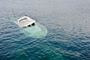 Hondarribia, Bask Bölgesi, İspanya 'da deniz kıyısında sürat teknesi battı.