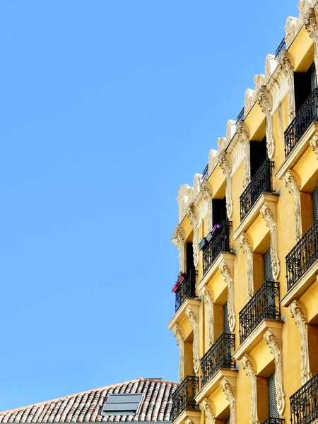 Klasyczna Żółta Elewacja Budynku Centrum Madrytu Klasyczna Architektura Historycznym Centrum — Zdjęcie stockowe