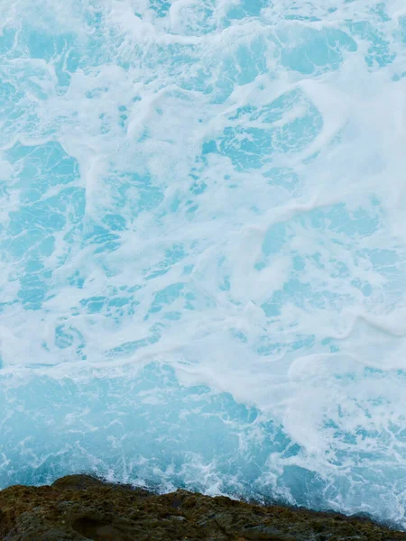 Белая Морская Пена Светло Голубой Поверхности Воды Яркий Красочный Природный — стоковое фото