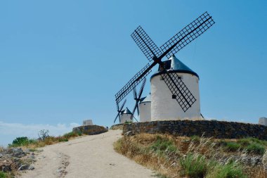 Konsuegra, Castilla La Mancha, İspanya 'daki eski yel değirmenlerine giden köy yolu.