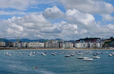 La Concha plaj hattı dramatik bulutlar altında. Uzaktan San Sebastian, Bask ülkesi, İspanya