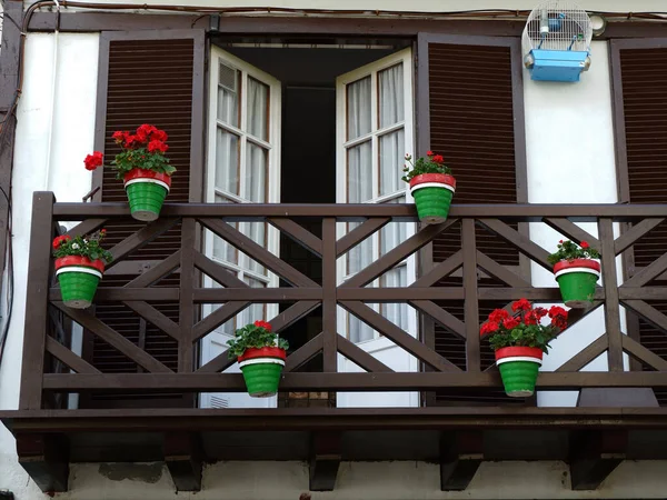 Balcone Legno Marrone Nel Quartiere Dei Pescatori Nel Centro Hondarribia — Foto Stock