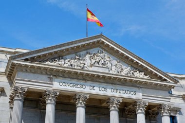İspanya 'nın Madrid şehir merkezindeki İspanyol parlamentosunun klasik binası. Üzerinde ulusal bayrak olan milletvekili kongresi