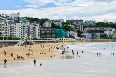 San Sebastian, Bask Ülkesi, İspanya - 7 Temmuz 2021: Covid salgını sırasında yaz mevsiminde hava değişiminde La Concha Sahili
