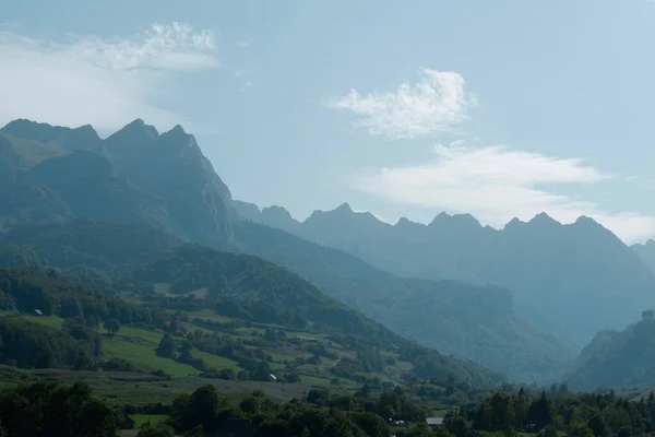 Wielowarstwowy Krajobraz Górski Podświetlany Słońcem Odległość Mgłą Lescun Pireneje Francja — Zdjęcie stockowe
