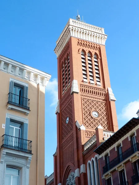 マドリード スペインのダウンタウンの観光地の古典的な建物のエレガントなライン クラシックカラフルなスペインのファサード 聖十字架教会の塔 垂直写真 — ストック写真