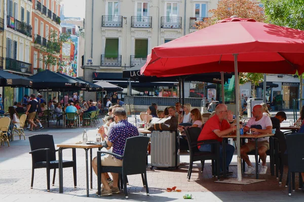 2021年9月5日 西班牙马德里 楚卡广场 Plaza Chueca Madrid Spain 许多人在市中心的露天酒吧欣赏夏天的露台 城市的同性恋友好区 — 图库照片