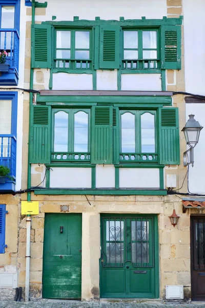 西班牙巴斯克地区 巴斯克里比亚市中心有绿色窗户和阳台的充满活力的建筑 垂直照片 — 图库照片