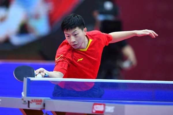 中国卓球選手馬龍は2020年中国全国卓球選手権大会準決勝で中国卓球選手王Chuqinと対戦 威海市 東中国山東省 2020年10月10日 — ストック写真