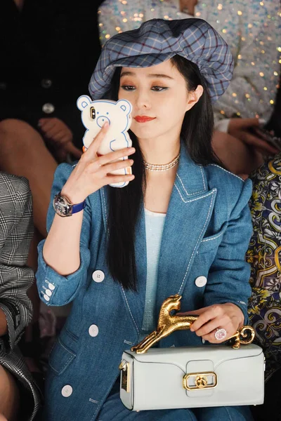 Actriz China Fan Bingbing Sienta Mira Espectáculo Semana Moda Shanghai —  Fotos de Stock