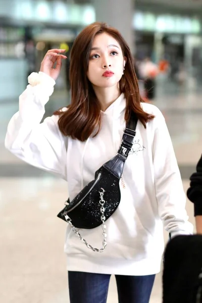 Xuanyi Chinese Singer Shows Airport Late Night She Finished Filming — Stock Photo, Image