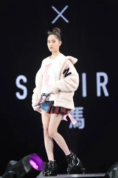 여배우이자 오양나의 언니인 오양니 Ouyang Nana 2018 베이징에서 브랜드 Semir — 스톡 사진
