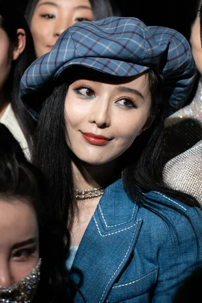 Kinesiska Skådespelerskan Fan Bingbing Sitter Och Tittar Show 2020 Shanghai — Stockfoto