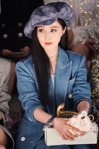 中国の女優ファン ビンビンが座っているとのショーを見ます2020上海ファッションウィーク上海で 10月2020 — ストック写真