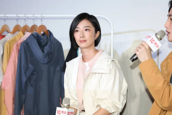 台湾の女優であり 台湾の歌手でもある李英明は 2020年9月30日に台北で開催される商業イベントで 彼らの衣装のアイデアを共有しました — ストック写真