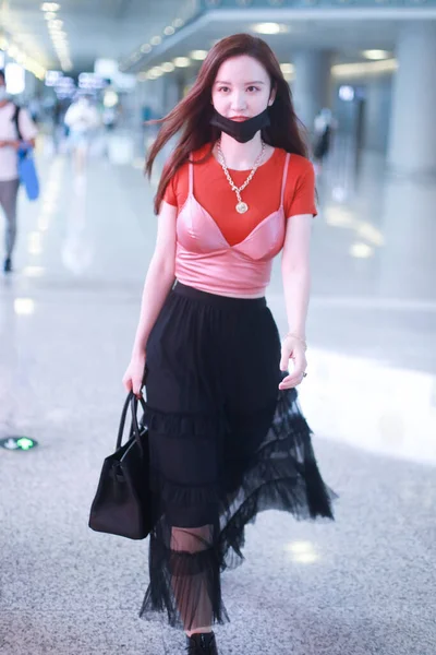 Atriz Produtora Chinesa Alina Zhang Chega Aeroporto Pequim Antes Partida — Fotografia de Stock