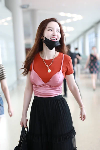 中国の女優 プロデューサーのアリーナ チャンは北京空港に到着し 2020年8月28日に北京に出発します — ストック写真