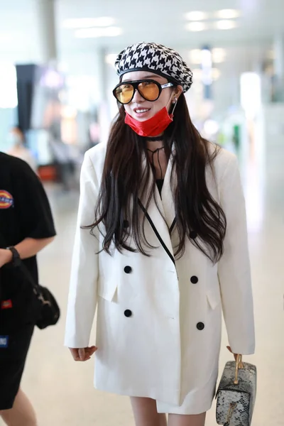 Čínská Zpěvačka Herečka Flora Dai Yanni Přijíždí Pekingské Letiště Před — Stock fotografie