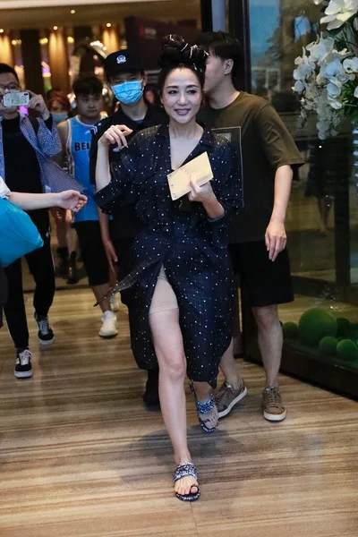 Chinese Singer Duo Seen Black Showing Her Legs Recording Venue — Stock Photo, Image