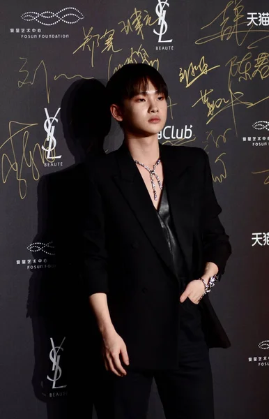 Chinese Rapper Singer Songwriter Dancer Zhou Zhennan Shows Black Suit — Stock Photo, Image